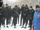Fotbalisté Příbrami před výběhem do lesoparku při prvním společném tréninku zimní přípravy.