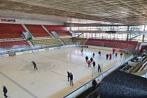 Stadion se nedávno dočkal nové střechy. Ta stará neunesla nápor větru.