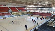 Stadion se nedávno dočkal nové střechy. Ta stará neunesla nápor větru.