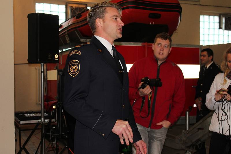 Po předání techniky a přípitku následoval raut, po kterém hasiči předvedli novou techniku přímo v akci při simulovaném vyproštění řidiče havarovaného automobilu.