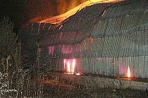 Oheň v noci na středu zcela zničil seník v obci Líchovy.
