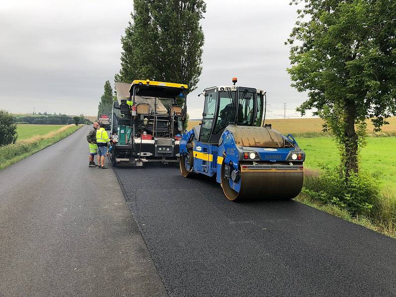 Pokládka asfaltových vrstev na dlouhodobě opravované silnici I/4 na Příbramsku.