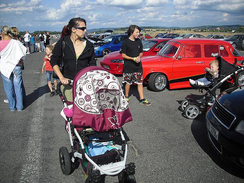 Letní sraz Tuning Extreme Show v Dlouhé Lhotě. 