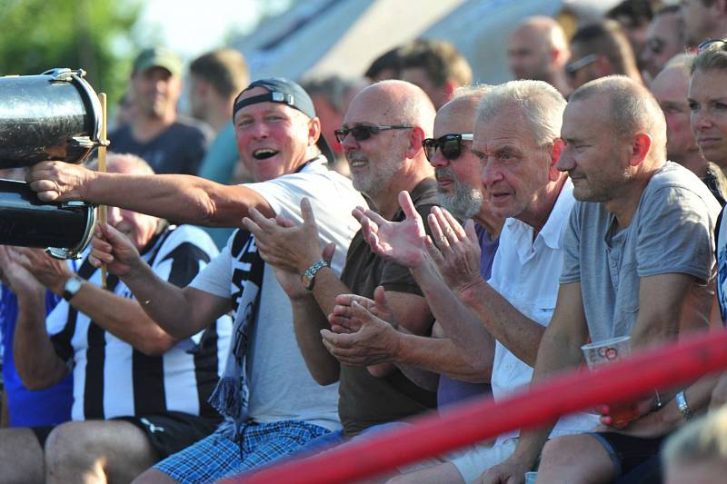 Stadion V Lipkách v Dobříši zažil ve středu v podvečer fotbalový svátek. K utkání 2. kola českého poháru MOL Cup sem přijel prvoligový tým Slovan Liberec.