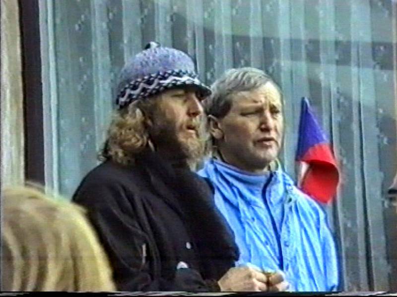 Jaroslav Fous (vlevo) v rekreačním areálu Komunistické strany Československa Vystrkov 26. prosince 1989, kam se vydal průvod demonstrantů z Příbrami.