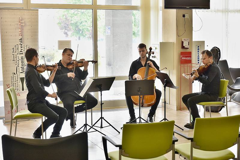 Koncert na hlavní recepci v Oblastní nemocnici v Příbrami v rámci Hudebního festivalu Antonína Dvořáka.