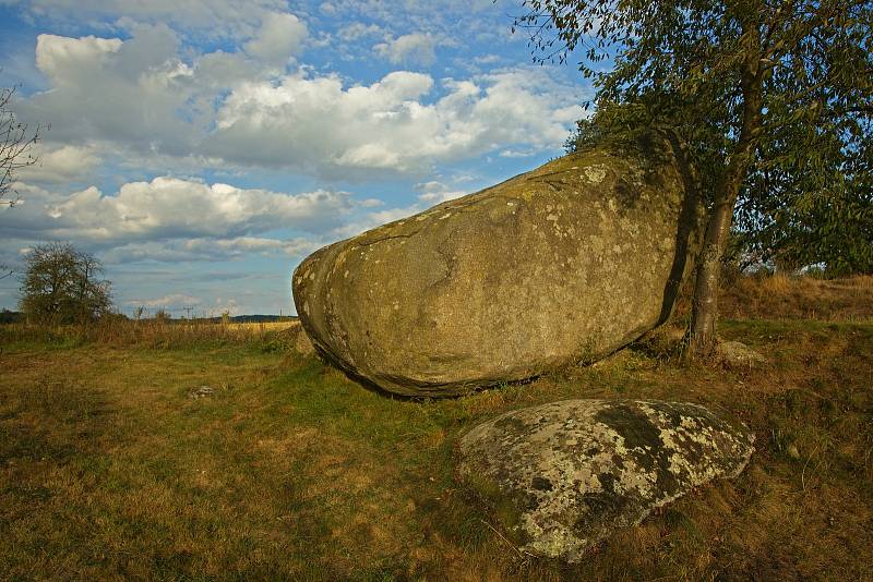 Kraj s množstvím zvláštních balvanů na Příbramsku.