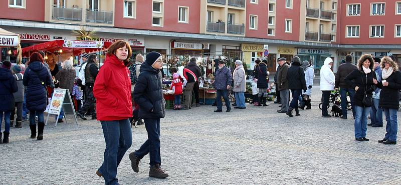 Atmosféra na náměstí 17. listopadu v Příbrami o druhé adventní neděli odpoledne.