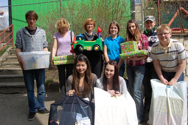 Žáci základní školy ve Školní ulici při předávání dárků v nemocnici.
