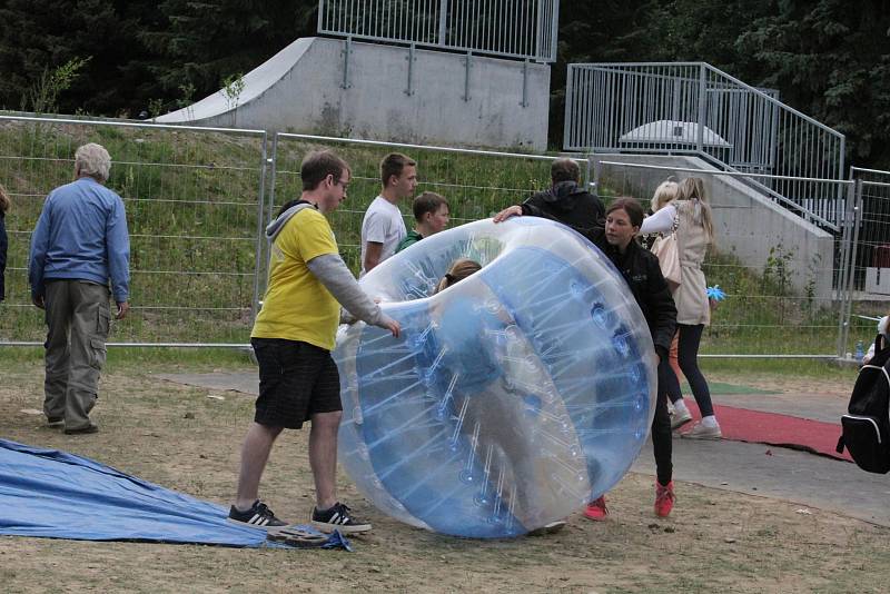 Sobotní ochlazení a občasný déšť se podepsalo na konání včerejšího Family Festu, ale i tak na koupaliště Nový rybník dorazilo několik tisíc návštěvníků.