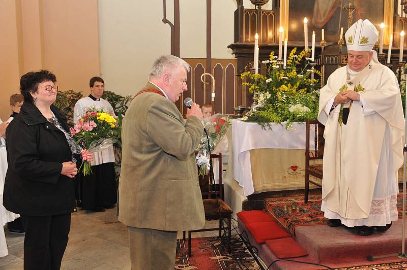 Svěcení zvonu v Krásné Hoře s kardinálem Dukou.