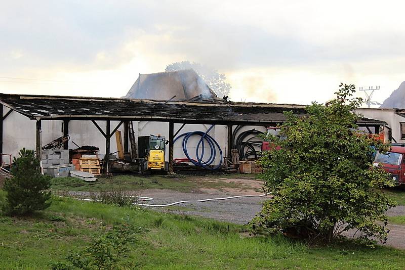 Požár budovy bývalého zemědělského statku v Ouběnicích. Podnikalo v nich několik firem. Foto: Markéta Lišková