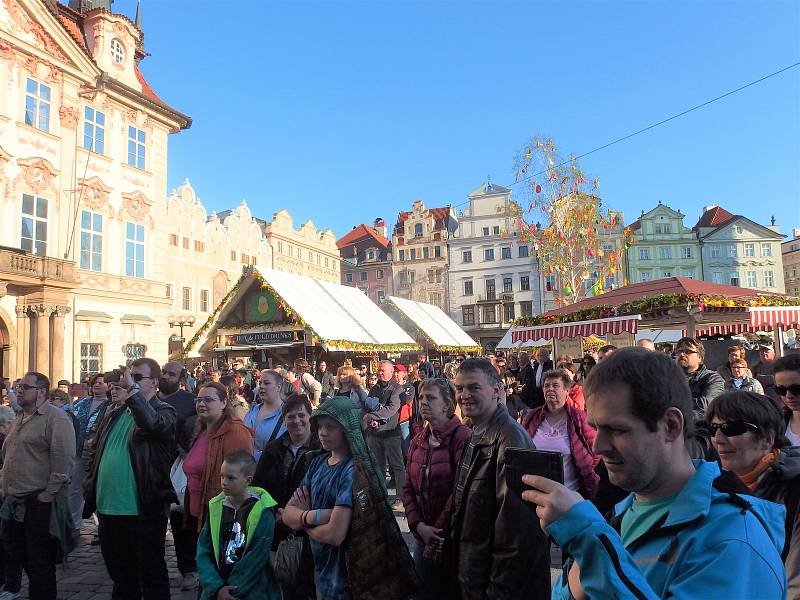 Dechový orchestr mladých rožmitálské základní umělecké školy vystoupil na Staroměstském náměstí v Praze.