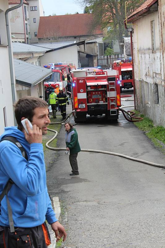 Na místě zasahovali profesionální i dobrovolní hasiči ze širokého okolí.