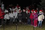 Rozsvěcení stromečku o prvním adventním svátku si užily děti ze Základní školy a mateřské školy Stará Huť, zpívaly a tančily v maskách a potom si společně s menšími dětmi stromek ozdobily.