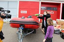 Kamýk nad Vltavou získal díky programu Odolná obec pro své dobrovolné hasiče nový motorový člun a další vybavení pro případ krizových událostí.