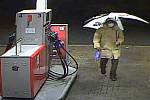 Policisté hledají svědky k případu úmyslně zapáleného vozidla v Mníšku pod Brdy. Pozná někdo muže na benzinové stanici?
