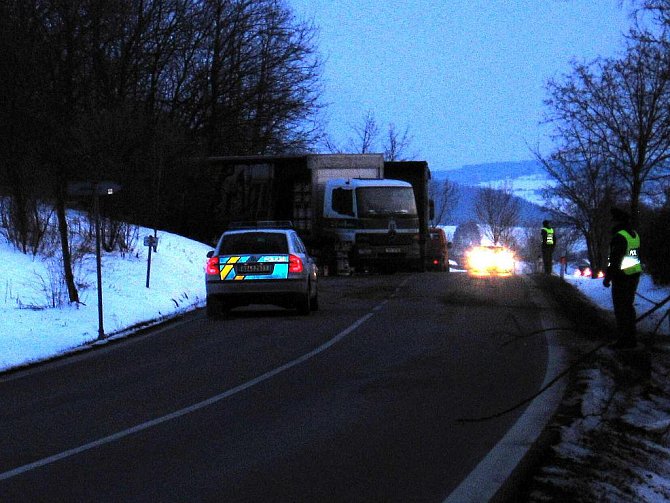 Nehoda nákladního vozu u Vranovic.