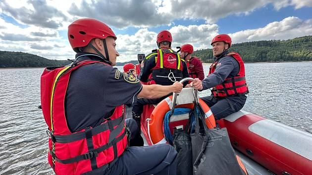 Příbramští hasiči se mohou pochlubit novým lodním motorem pro dvanáctimístný gumový člun používaný v případě zásahů na Vltavě v úseku mezi Orlickou a Slapskou přehradu – v rámci Vltavské kaskády.