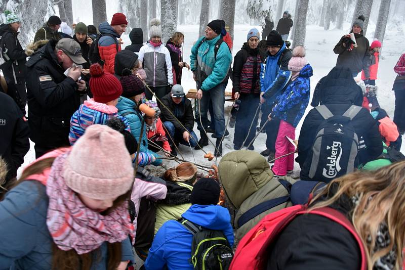 Čím výše účastníci stoupali, tím bylo okolí krásnější, v lese bylo téměř 50 centimetrů sněhu.Na Pražáku na příchozí čekaly medaile, červené razítko, pečení buřtíků a teplé alkoholické i nealkoholické nápoje.