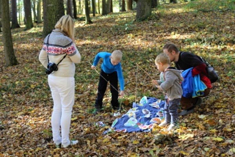 Na dobrodružné stezce v zámeckém parku děti plnily nejrůznější úkoly.