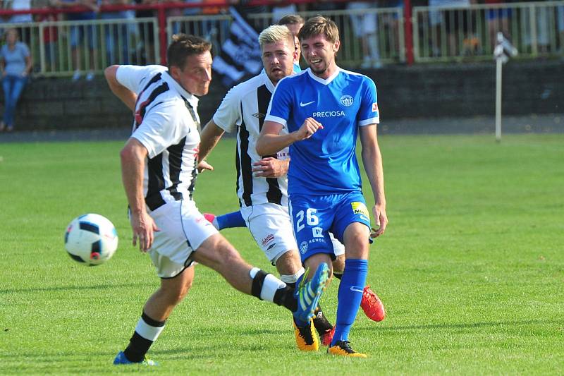 Stadion V Lipkách v Dobříši zažil ve středu v podvečer fotbalový svátek. K utkání 2. kola českého poháru MOL Cup sem přijel prvoligový tým Slovan Liberec.