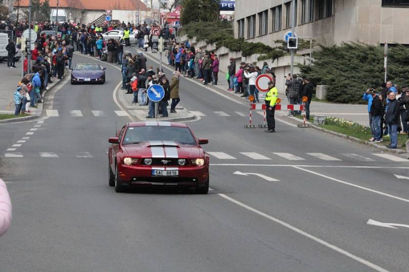 Druhá dubnová sobota patřila v centru Příbrami opět přejezdu nejkratší silnice s číslem 66 na světě.