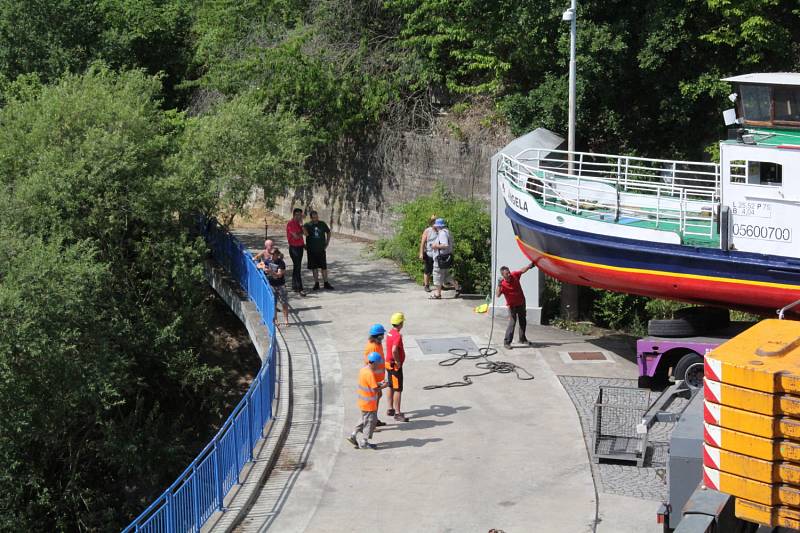 Orlickou flotilu rozšířil parník přivezený z Německa.