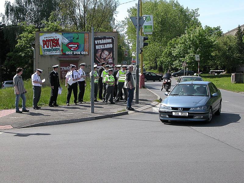 Soutěž dopravních policistů Středočeského kraje v Příbrami. Řízení dopravy v křižovatce u Asie.