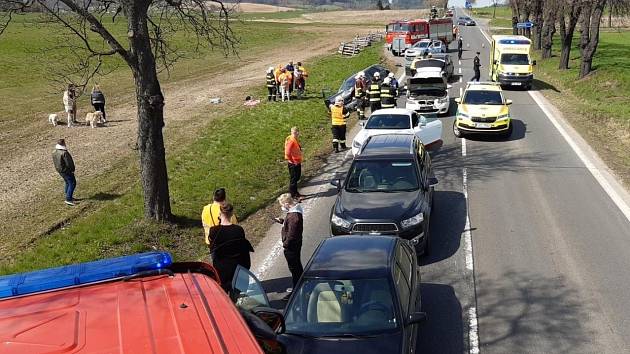 Z hromadné nehody mezi Milínem a Chrašticemi 24. dubna 2021.
