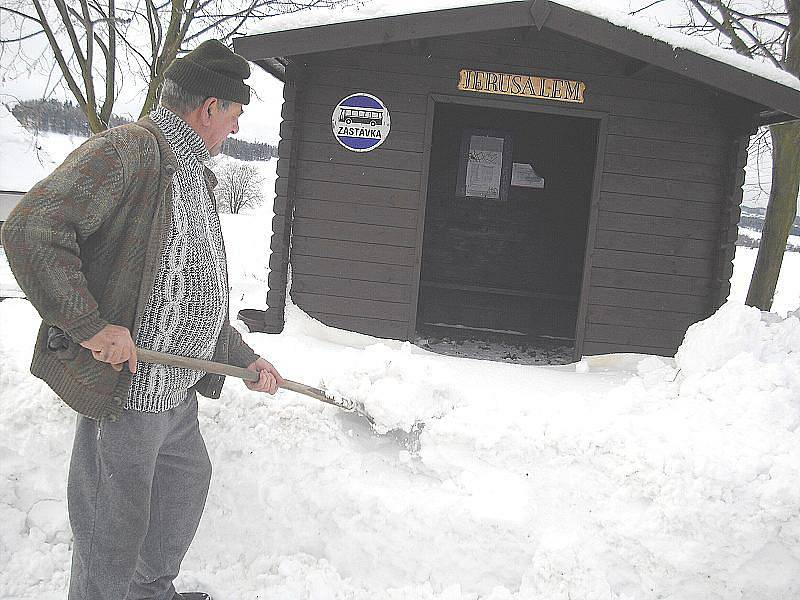 S úklidem sněhu v osadách si lidé musejí vystačit většinou sami