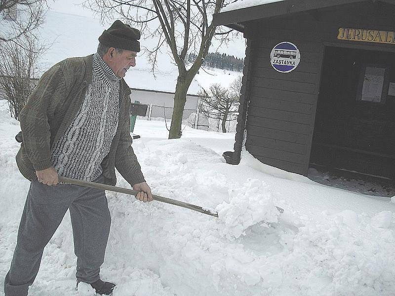 S úklidem sněhu v osadách si lidé musejí vystačit většinou sami