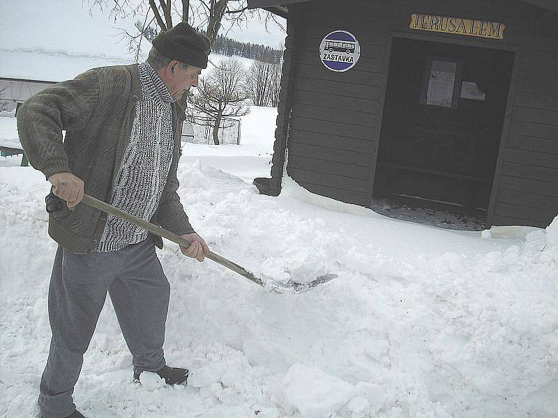 S úklidem sněhu v osadách si lidé musejí vystačit většinou sami