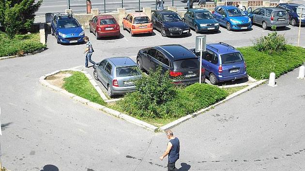 Parkoviště Zlatý kříž v Jiráskových sadech, kde se už znovu platí parkovné v automatech.