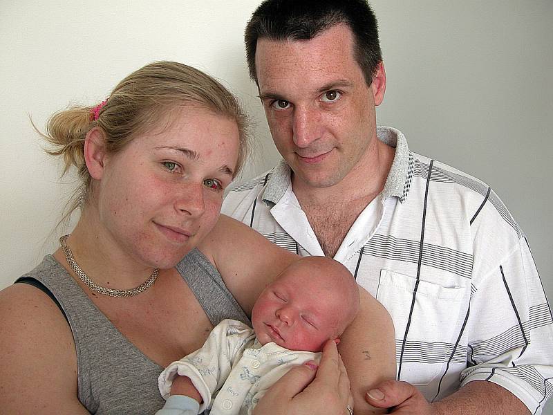 V pondělí 15. května maminka Nikola a tatínek Václav z Příbrami poprvé sevřeli v náručí svého prvorozeného syna Nikolase Leiše, který v ten den vážil 3,45 kg a měřil 52 cm.