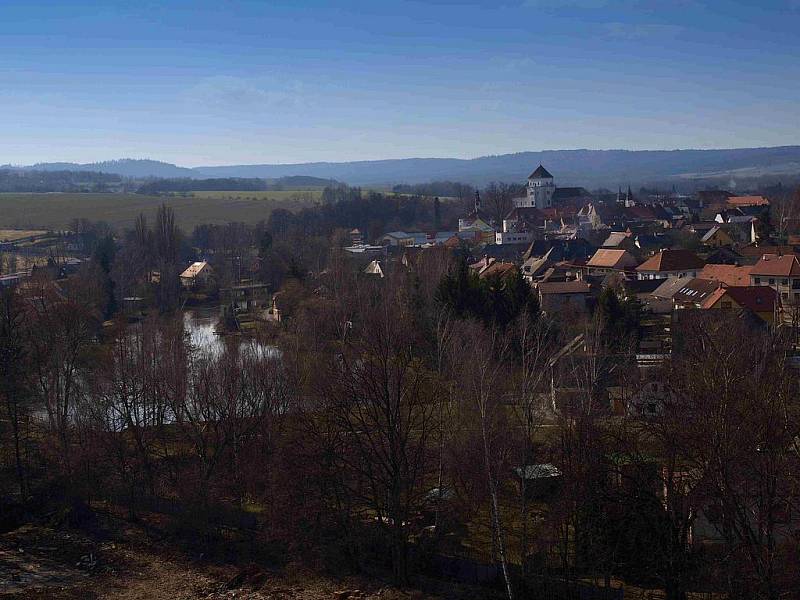 Hasiči upravovali čapí hnízdo na komínu v Rožmitále.