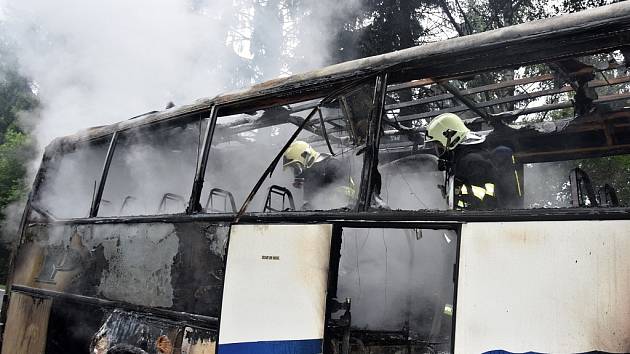 Požár autobusu u Věšína na Příbramsku.