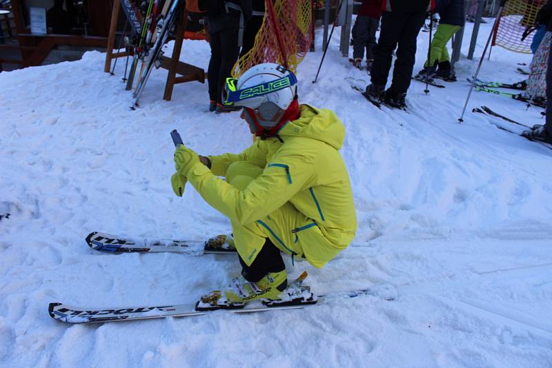 V sobotu 17. listopadu byla zprovozněna sjezdovka na Monínky a tak si sníh užili lyžaři i na Příbramsku.