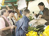 Farmářské trhy se v Příbrami konaly poprvé u Hořejší Obory.
