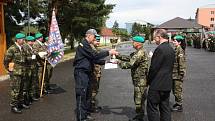 Velitel Vojenské hasičské jednotky Jince Miroslav Jandík přebírá za vítězné družstvo putovní pohár ve střelecké soutěži velitele 13.dp od plk. Štefana Roška.