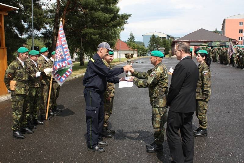 Velitel Vojenské hasičské jednotky Jince Miroslav Jandík přebírá za vítězné družstvo putovní pohár ve střelecké soutěži velitele 13.dp od plk. Štefana Roška.