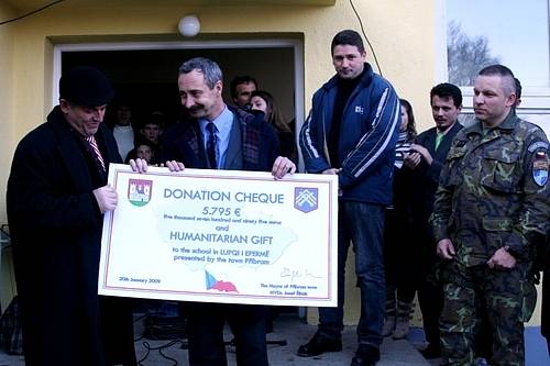 Příbram poskytla základní škole v kosovské Gornje Ljupči finanční a materiální pomoc na rekonstrukci školy