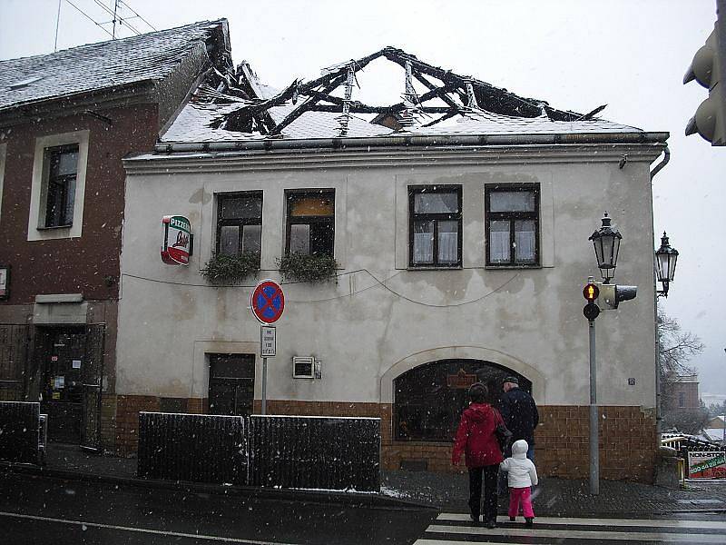 Střechu u pizzerie Luigi na Březových Horách v Příbrami zničil požár