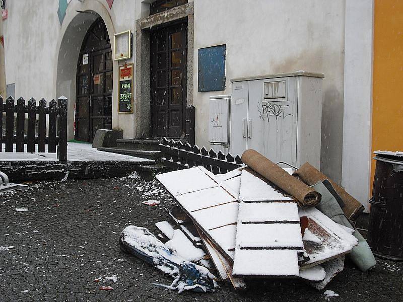 Střechu u pizzerie Luigi na Březových Horách v Příbrami zničil požár