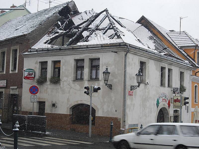 Střechu u pizzerie Luigi na Březových Horách v Příbrami zničil požár