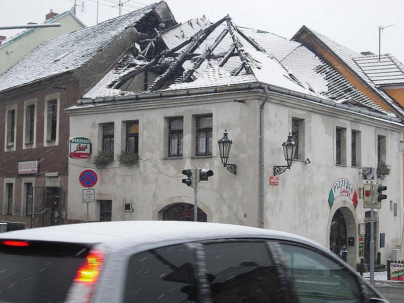 Střechu u pizzerie Luigi na Březových Horách v Příbrami zničil požár