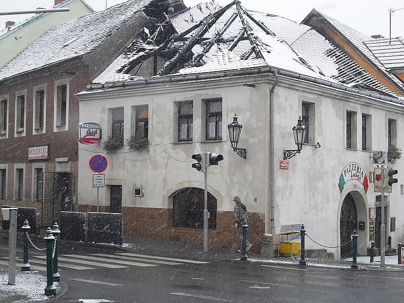 Střechu u pizzerie Luigi na Březových Horách v Příbrami zničil požár