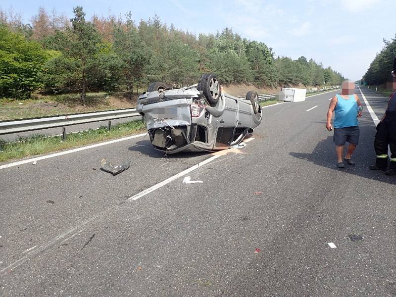 Hromadná bouračka se zraněním sedmi lidí zatarasila cestu na Prahu po D4