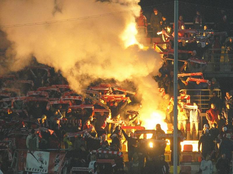 Řádění fanoušků hostujícího mužstva na příbramském stadionu.