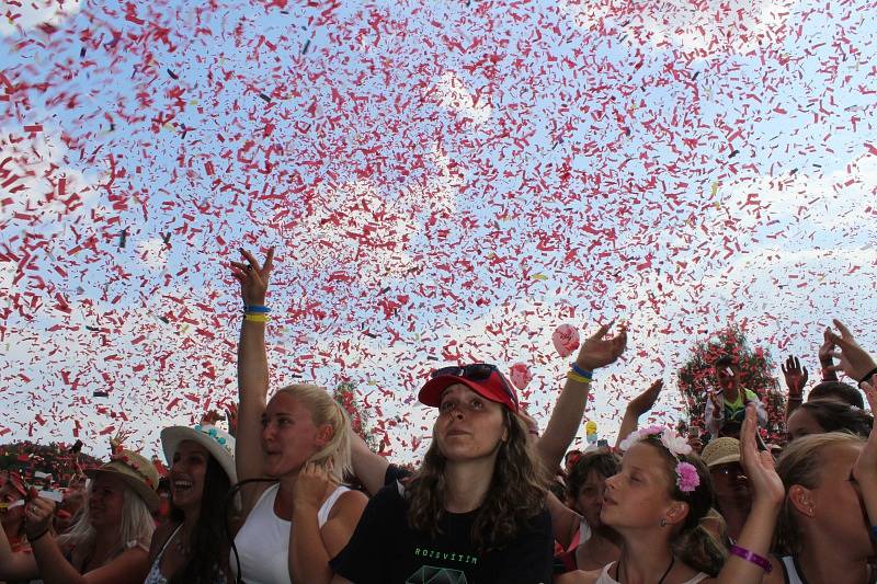 Letní festival v příjemném prostředí, přímo na pláži, byl v tropickém počasí volbou několika tisíců návštěvníků.